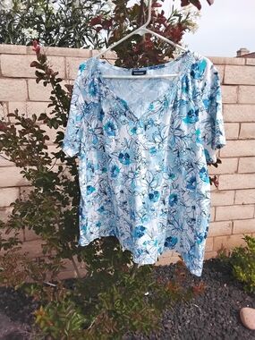 Basic Editions Light Blue Floral Scoop-Neck Short Sleeve Top
